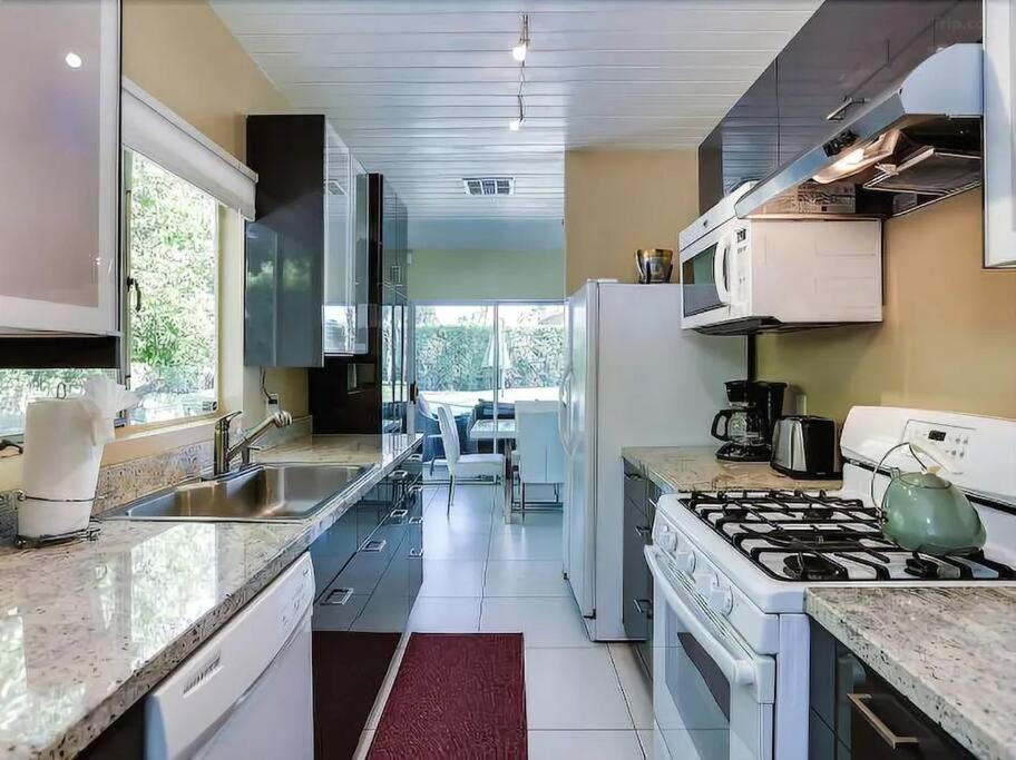 Serene 4 Bed 3 Bath Heated Pool Natural Backyard Heart Of ปาล์มสปริงส์ ภายนอก รูปภาพ