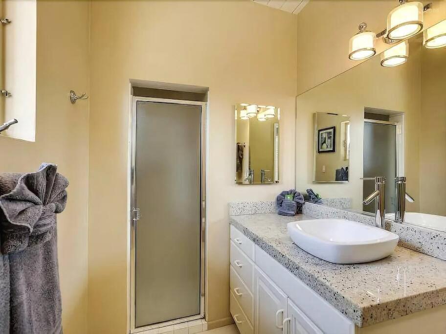 Serene 4 Bed 3 Bath Heated Pool Natural Backyard Heart Of ปาล์มสปริงส์ ภายนอก รูปภาพ