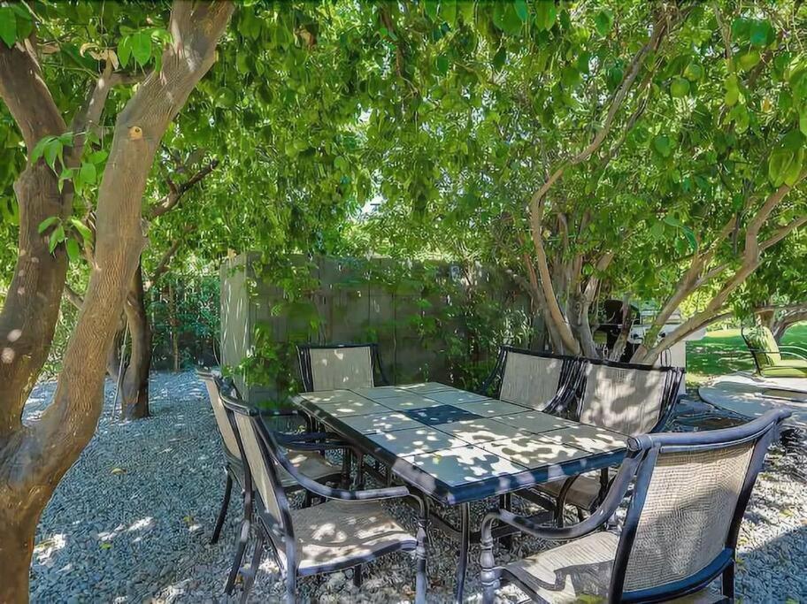 Serene 4 Bed 3 Bath Heated Pool Natural Backyard Heart Of ปาล์มสปริงส์ ภายนอก รูปภาพ